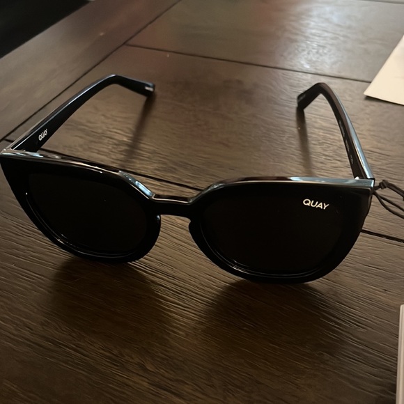 NEW Quay Sunglasses - Never Worn - Picture 2 of 4